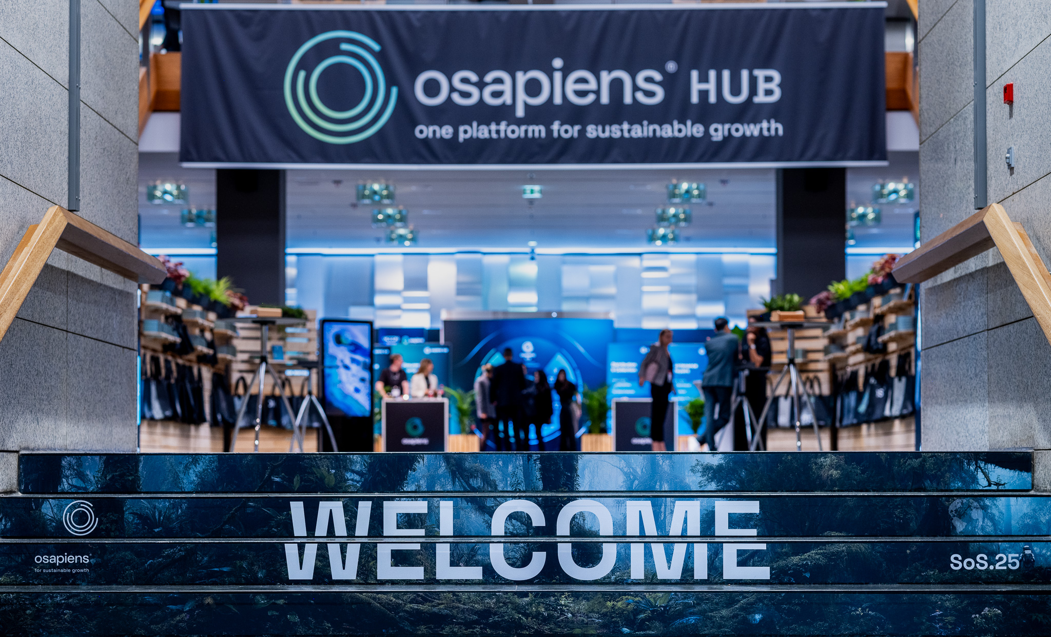 Attendees at SoS.25 with astronaut visuals